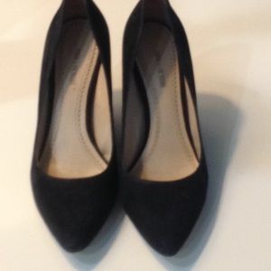 Pour la Victore Black Suede platforms size 6.5
